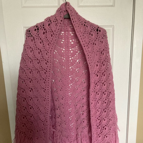 NWOT Crocheted pink shawl with fringes, Grannycore - Picture 2 of 9